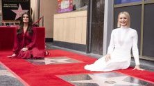 Актрисите Кристен Бел и Идина Мензъл получават звезди на Алеята на славата в Холивуд. 