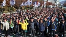 Членове на регионален клон на жп синдикат провеждат митинг пред автогара в Гуанджу, Южна Корея, с искане за по-високи заплати.