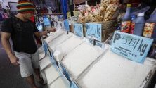 Продавач край щанд с ориз на пазар в Кезон, Филипините. Президентът Дуерте нареди спиране на вноса на ориз и започване на покупкаот местни производители. 