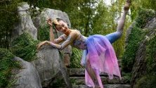 Китайската танцьорка Мън Кинян позира в Китайската градина на приятелството в Сидни, Австралия, преди изпълнението си в държавния театър на пиесата &quot;Приказки за 12-те китайски зодии&quot;