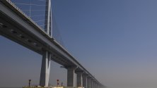 HKZM - най-дългият мост, простиращ се над море, отворен за преминаване в края на октомври месец след деве години на строеж. Мостът свързва Хонконг и Макау с Жухай.
