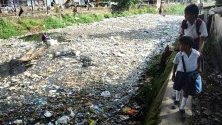 Индиец събира рециклируеми пластмасови отпадъци по река Баралу, която минава през центъра на град Гувахати. Милионите боклуци в реката създава опасност за здравето на местните жители.
