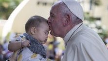Папа Франциск целува бебе в болница в Банкок, Тайланд. Светият отец е на тридневна визита.