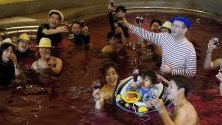 Почитатели на &quot;Божоле Ново&quot; в японски курорт си взимат &quot;винена баня&quot; по повод пускането на новата реколта.