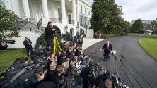Американският президент Доналд Тръмп говори пред журналисти пред Белия дом докато срещу него тече процедура по импийчмънт.