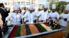 Главни готвачи от туристическа служба в Индия подготвят ежегоден ритуал в Бопал по смесване на сушени плодове в алкохол и вино, които ще бъдат използвани за коледни кексове.