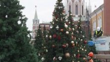 Работници подготвят елхите пред Кремъл в Москва за посрещане на Новата година и Коледа на 7 януари.