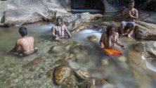 Шамани медитират в свещената река Багмати, за да придобият енергия от водите й, Катманду, Непал. 