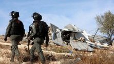 Израелски гранични полицаи охраняват булдозери, които разрушават къща на Западния бряг край Ята, южно от Хеброн. Тел Авив регулярно разрушава палестински къщи на Западния бряг поради липса на разрешителни.