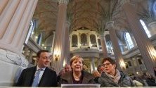 Германският канцлер Ангела Меркел, министърът на отбраната Анегрет Крамп-Каренбауер и генералният секретар на ХДС Паул Цимяк по време на църковна служба в Николайкирхе в Лайпциг преди конгреса на Християн-демократическия съюз.