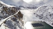 Плаващи баржи със слънчеви панели в алпийски язовир в Бурж-Сен-Пиер, Швейцария. Плаващите соларни панели се състоят от 36 баржи с 2249 кв.м. соларни клетки, които произвеждат 800000 киловатчаса на година - годишнот опотребление на около 220 къщи.