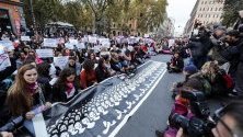 Демонстрация срещу насилието над жени в Рим. По същото време правителството одобри финансова помощ за деца, чиито майки са били убити.