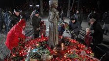Украинци почитат паметта на жертвите от Големия глад в страната от 1932-1933 г., причинен от Сталин. Над 5 милиона украинци са жертвите на глада.