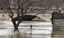 Придошлите води във Франция отнесоха двама души, няколко бяха спасени