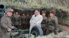 Севернокорейският лидер Ким Чен Ун инспектира отбранително съоръжение на остров Чангрин. Островчето се намира в близост до северната ограничителна линия - морската граница с Южна Корея.