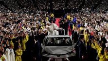 Папа Франциск по време на меса в Токио, Япония. Светият отец е на четиридневно посещение - първото от 38 години и второто в историята.