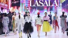 Дефиле на филипински дизайнер по време на модно шоу на южнокорейски дизайнери и други държави от АСЕАН в Бусан, Южна Корея.