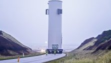 Преместват вятърна турбина в тестови център в Остерилд от пристанището Ханстолм в Дания. Транспортирането е на две вятърни турбини по 28 метра височина и 8 м. широчина. Заради тях движението по пътя е затворен.