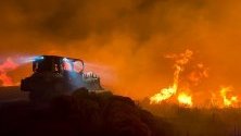 Пожарникари се борят с огъня, бушуващ край Санта Барбара, Калифорния.