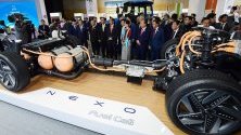 Лидери от АСЕАН разглеждат щанд на Хюндай с изложена електрическа кола Nexo в Бусан, Южна Корея.