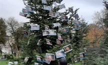 Протестиращите майки украсиха коледно дръвче с лика на Валери Симеонов