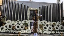 Индийски полицай отдава почит на мемориал по повод 11-тата годишнина от терористичните атентати в Мумбай през 2008 г. Над 160 души бяха убити и над 300 бяха ранени при нападение на ислямисти срещу луксозни хотели.