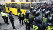 Полицаи за борба с безредиците са блокирали улица пред парламента по време на протест на опозицията в Тбилиси, Грузия. Опозицията призовава за извънредни избори.