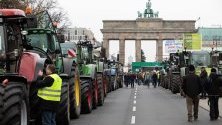 Трактори са паркирани пред Бранденбургската врата в протест срещу селскостопанската политика на правителството. Около 10 000 фермери от провинцията демонстрират в германската столица вече втори ден.