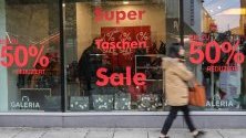 Магазини предлагат намаления по време на &quot;Черния петък&quot; във Франфурт на Майн, Германия.