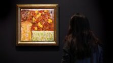 Картината &quot;Nu Orange&quot; на френския художник Пиер Бонар в музея &quot;Бонар&quot; в Льо Кане, Франция. Картината се завръща във Франция след 20 години.
