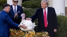 Американският президент Доналд Тръмп помилва пуйката Бътър преди Деня на благодарността.
