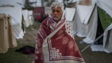 Мъж се покрива с одеало в палатков лагер с оцелели след земетресението, Дуръс, Албания, което погуби близо 30 души.