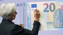 Президентът на ЕЦБ Кристин Лагард се подписва върху новата банкнота от 20 евро. Подписването е традиция за началото на всяко президентство на ЕЦБ.