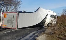 Камион се обърна на главния път край Дупница, има разлив на гориво