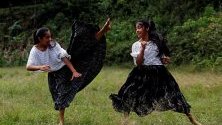 Местни момичета в Гватемала практикуват таекуондо в село Типулкан. Бойното изкуство им помага да се защитават от насилието срещу тях, което е често срещано в страната.