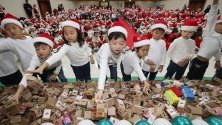 Деца от детски градини в Сеул, Южна Корея, даряват спестовните си касички за благотворителност. Парите, събирани в продължение на една година, ще бъдат дарени за семейства в нужда.