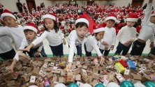 Деца от детски градини в Сеул, Южна Корея, даряват спестовните си касички за благотворителност. Парите, събирани в продължение на една година, ще бъдат дарени за семейства в нужда.