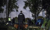 Френската полиция мести обитателите на мигрантски лагер край Париж