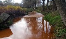 Река Струма се оцвети в червено край Перник