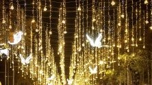 Коледните светлини засияха по Passeig de Gracia в цетъра на Барселона, Испания.