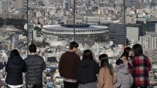 Японци гледат току що завършения нов национален стадион в Токио, създаден за Олимпийските и Параолимпийските игри през 2020. Той ще бъде предаден на Японския спортен съвет на 30 ноември след инспекция.