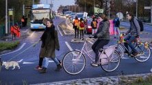 Протестиращи от "Extinction Rebellion" са спрели уличното движение с протестно ходене по пешеходни пътеки във Вагенинген, Холандия. Протестът е част от Глобалния ден за климатични действия.