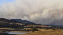 Горски пожари бушуват в националния парк Талаганда край Брейдууд, Австралия. Пожарът вече е унищожил около 7000 хектара и се разраства.