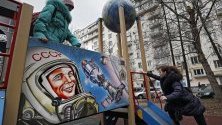 Деца си играят на детска площадка в Москва с лика на първия космонавт Юрий Гагарин.