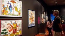 Посетители разглеждат изложба, посветена на интелектуалното наследство на Индия, в Музея в Гуадалахара, Мексико. Хилядолетни ръкописи показват еволюцията на индийската култура.