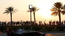 Люис Хамилтън с Mercedes AMG GP минава по улиците на Абу Даби по време на квалификациите от Формула 1 за Гранд При на Абу Даби.