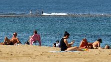 Туристи се наслаждават на температурите от 27 градуса на Канарските острови, Испания.