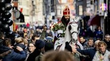 Патрик Матурин облечен като De Nieuwe Sint (Новият Свети Николас) пристига на кон в центъра на Амстердам. Алтернативният светец раздава рози, бонбони и плодове и участва в музикално парти.
