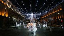 Блесна коледната украса в центъра на София.