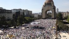 Близо 4000 души участваха в протест срещу президента Обрадор навръх петата годишнина от управлението му в Мексико сити.